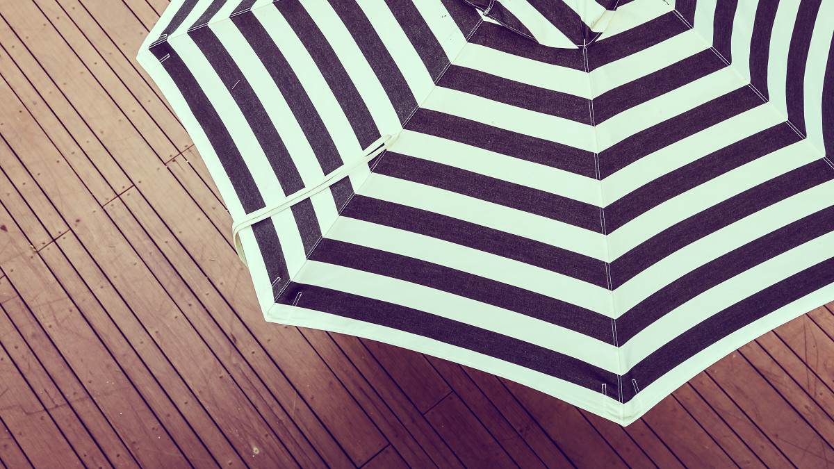 un parasol protège du soleil avec un design noir et blanc